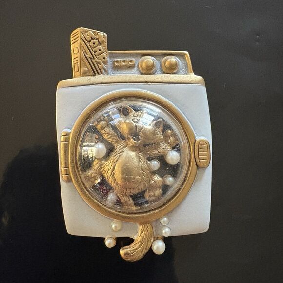 Vintage 80s AJC Cat in Washing Machine Brooch | Quirky Gold Tone Enamel Pin - Picture 1 of 4